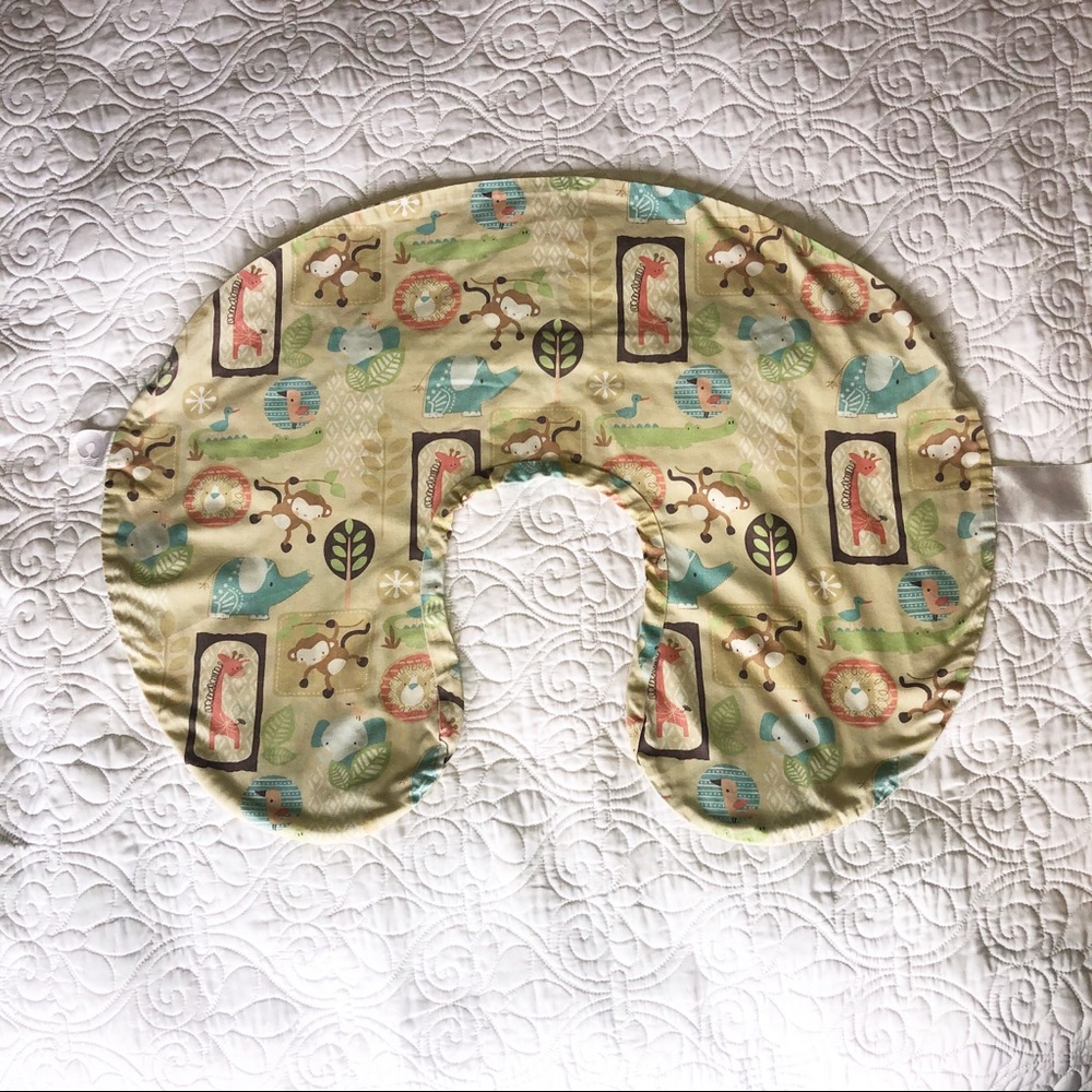 Boppy Nursing Pillow Cover -Zafari Animals